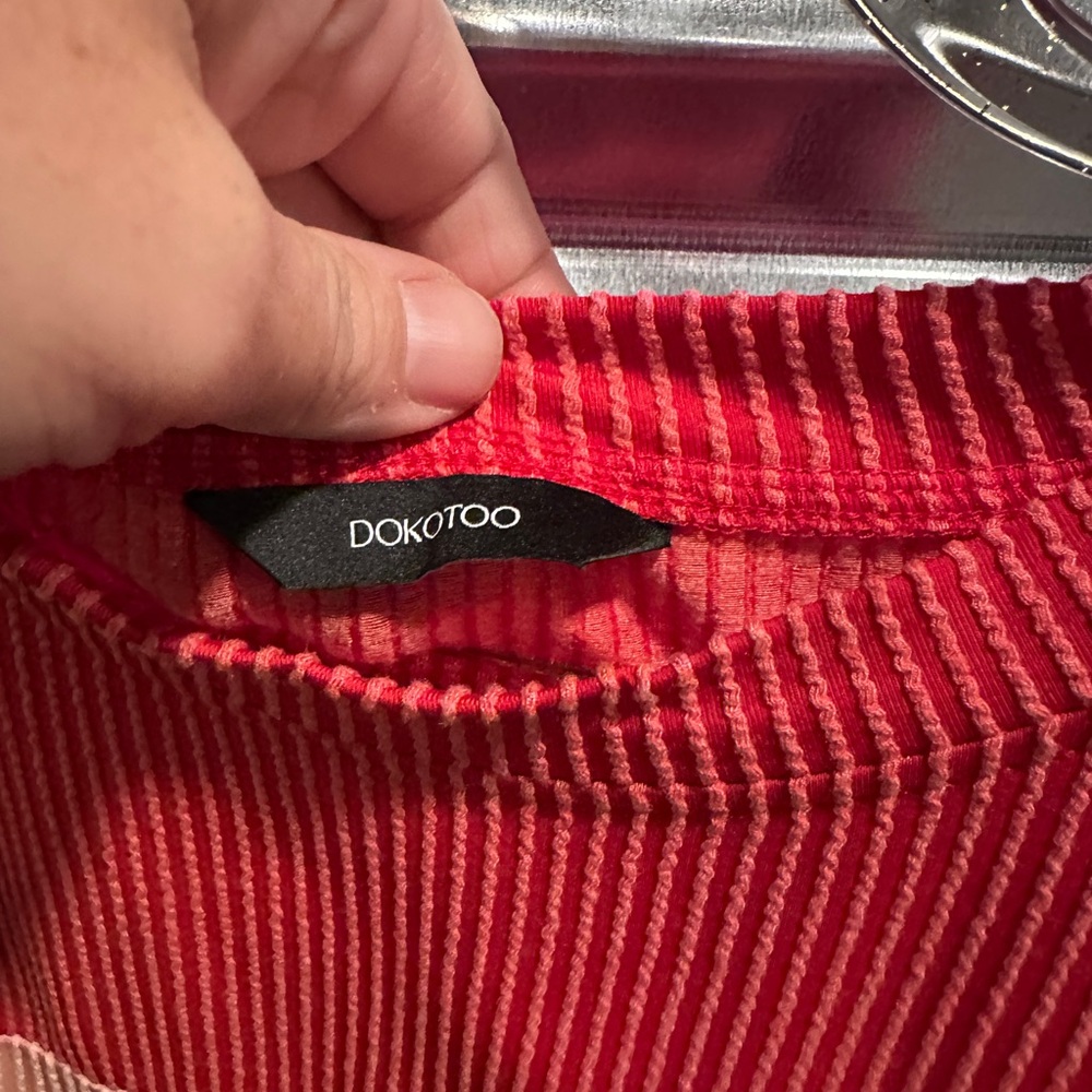 Dokotoo woman’s top size small - Picture 2 of 4